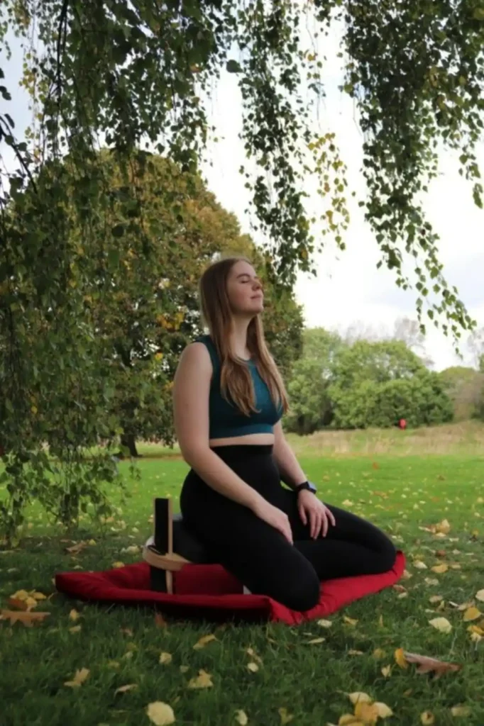 Dalam Taman hutan jepang Shinrin-niwa, jalur hutan bukan sekadar elemen penghubung melainkan bagian penting yang menentukan bagaimana tubuh dan pikiran mulai merespons ruang. Jalur ini tidak dibuat lurus atau lebar seperti taman kota tetapi dirancang berliku mengikuti posisi pohon dan semak, dengan lebar sekitar 50–70 cm agar langkah tidak terburu-buru dan tubuh secara alami menyesuaikan ritmenya. Material yang digunakan pun dipilih sederhana dan menyatu dengan alam seperti stepping stone, kayu outdoor, atau tanah padat dengan taburan kerikil sehingga setiap pijakan terasa dan tidak dilalui secara otomatis. Tanpa disadari, jalur ini memaksa langkah menjadi lebih pelan, perhatian kembali ke pergerakan tubuh, dan napas mengikuti ritme berjalan. Inilah sebabnya jalur hutan disebut elemen wajib dalam Shinrin-niwa karena melalui jalur inilah proses melambat, hadir penuh, dan ketenangan batin mulai terbentuk secara alami.