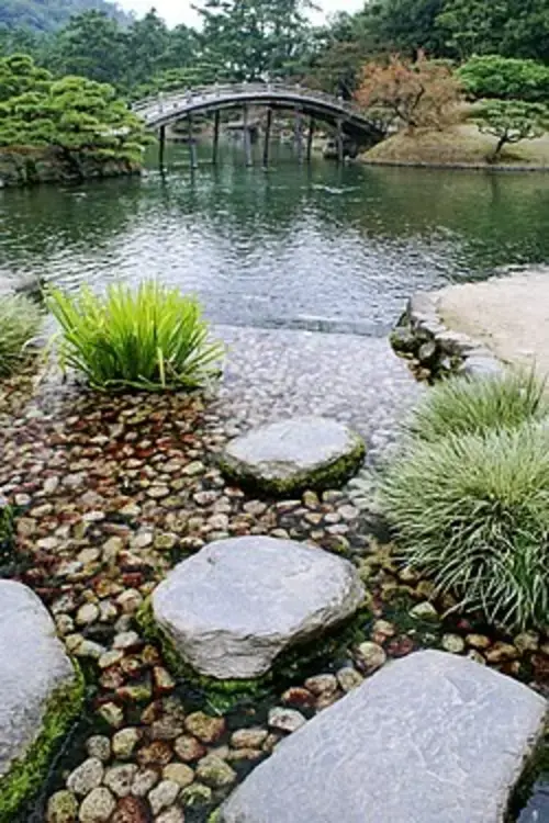 sungai simbolik dalam taman Jepang